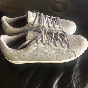Women’s gray sparkly tennis shoes. US 8.5